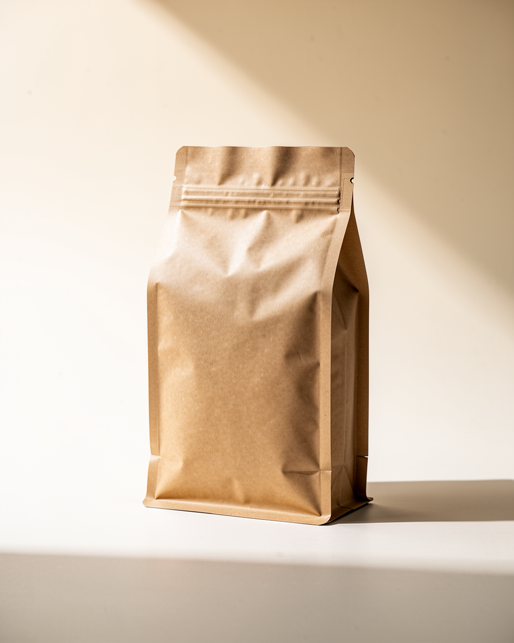 Bolsa de café de especialidad Acme Coffee con fecha de tueste impresa
